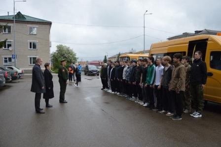 "Старшеклассники округа стали солдатами".