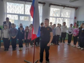 Общешкольная линейка с поднятием флага, исполнение гимна.