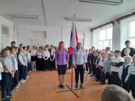 Общешкольная линейка с поднятием флага, исполнение гимна.